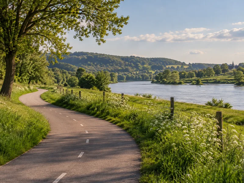 Fietspad langs de rivier de Maas in Limburg