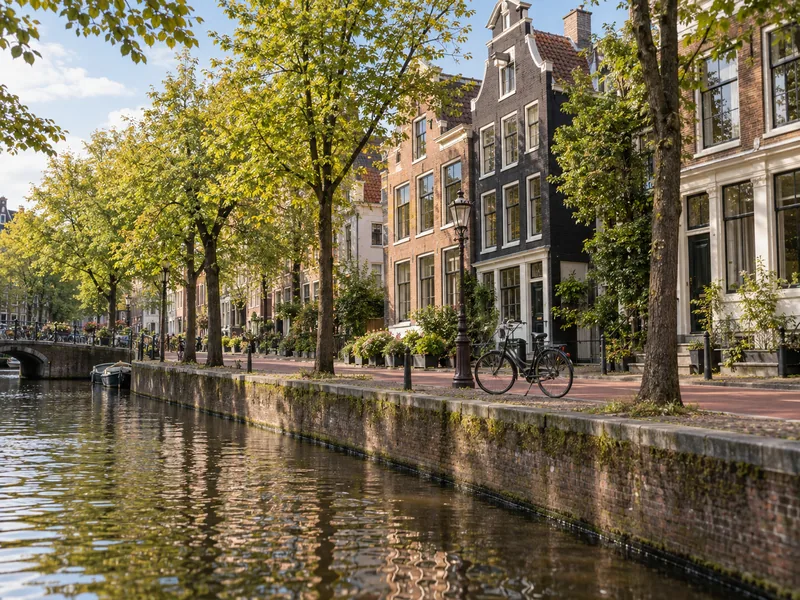Fietspad langs een Hollandse gracht in de Randstad