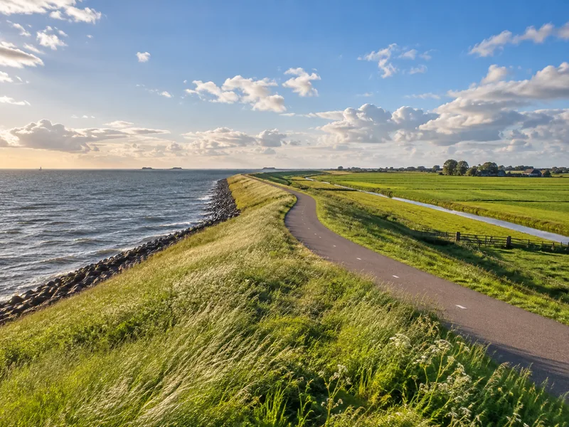 Fietspad langs de dijk met uitzicht op het IJsselmeer